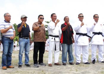 Berkontribusi Terhadap Olah Raga Karate, Dua Forkopimda Tanah Datar Dianugerahi Sabuk Hitam Kehormatan