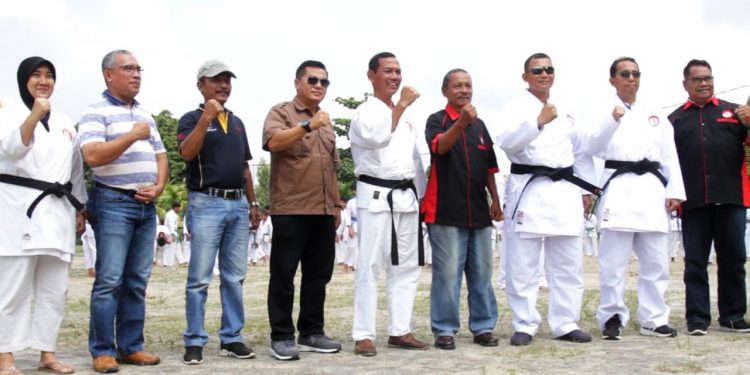 Berkontribusi Terhadap Olah Raga Karate, Dua Forkopimda Tanah Datar Dianugerahi Sabuk Hitam Kehormatan