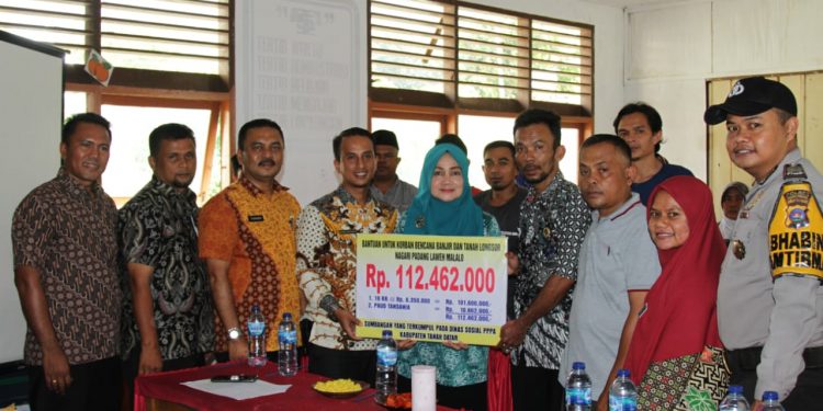 Sumbangan Donatur Diserahkan, Korban Bencana Alam Padang Laweh Malalo Terima Bantuan