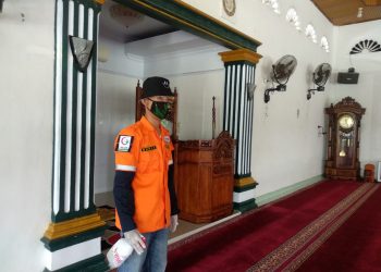 Aksi Sosial WMI Bersama Prima DMI Bengkulu Semprot Disinfektan Di Masjid