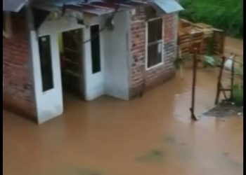 Warga Padat Karya RT 02 Kelurahan Sumur Dewa Keluhkan Banjir Akibat Belum Adanya Drainase