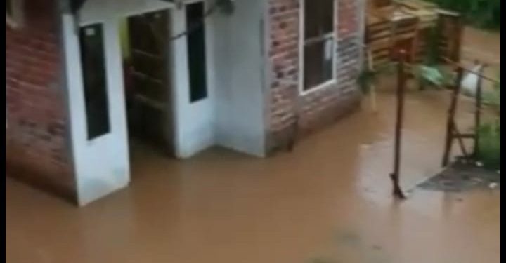 Warga Padat Karya RT 02 Kelurahan Sumur Dewa Keluhkan Banjir Akibat Belum Adanya Drainase