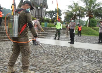 Langkah Antisipasi, Gugus Tugas Penanganan Covid-19 Tanah Datar Lakukan Penyemprotan Desinfektan