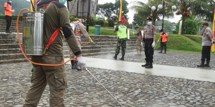 Langkah Antisipasi, Gugus Tugas Penanganan Covid-19 Tanah Datar Lakukan Penyemprotan Desinfektan