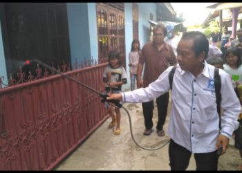 Cegah Corona, Wakil Rakyat Ini Semprotkan Disinfektan