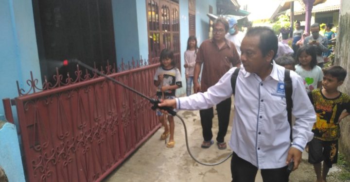 Cegah Corona, Wakil Rakyat Ini Semprotkan Disinfektan