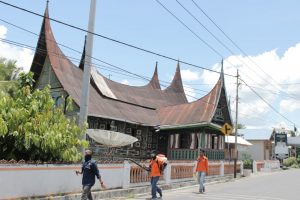 Relawan WMI Cabang Solok Raya melakukan penyemprotan Disinfektan dipemukiman warga