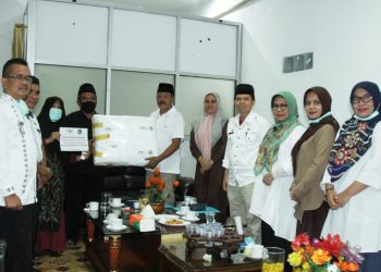Komunitas SBJB Bantu APD Tenaga Medis RSUD M. Ali Hanafiah Batusangkar