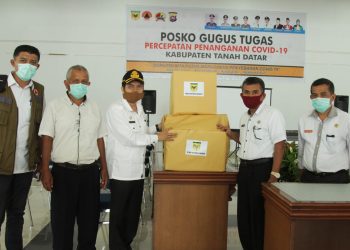 Patungan Iuran, ASN BKD Tanah Datar Berikan Bantuan APD ke Posko Gugus Tugas