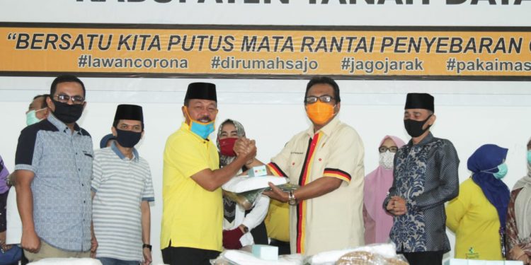 Anggota DPRD Sumbar Daerah Asal Tanah Datar Serahkan Bantuan APD