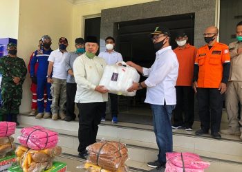 Anggota DPRD Sumbar, H. Daswippetra Dt. Manjinjiang Alam Salurkan Bantuan APD