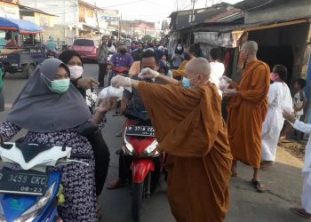 Umat Buddha Bagikan Takjil Puasa dan Sembako