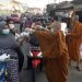Umat Buddha Bagikan Takjil Puasa dan Sembako
