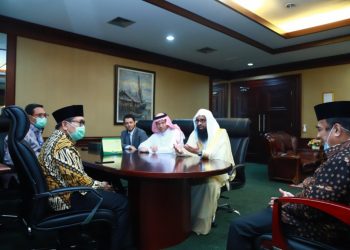 Atase Kedutaan Saudi Serahkan Bantuan Paket Sembako Dan Kurma