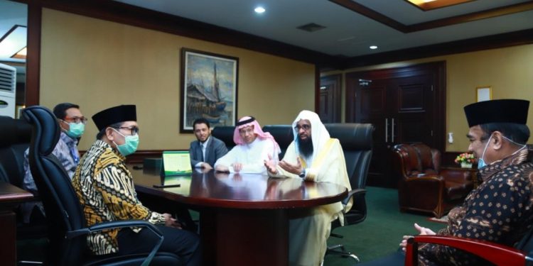 Atase Kedutaan Saudi Serahkan Bantuan Paket Sembako Dan Kurma