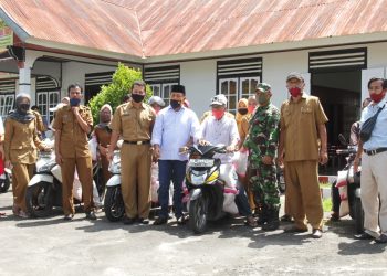 Nagari Parambahan Distribusikan Beras Bantuan, Wabup H. Zuldafri Darma Lakukan Pemantauan