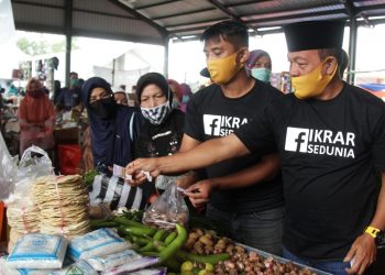 Anniversary 7 Tahun, IKRAR Sedunia Bagikan Kupon Belanja Sembako Kepada Pengunjung Pasar Rao-Rao