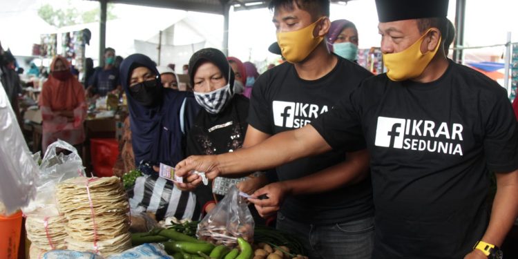 Anniversary 7 Tahun, IKRAR Sedunia Bagikan Kupon Belanja Sembako Kepada Pengunjung Pasar Rao-Rao