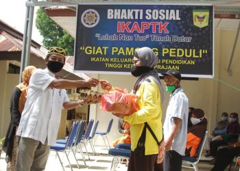 Dampak Ekonomi Covid-19, IKAPTK Serahkan Paket Sembako Bagi Petugas Kebersihan
