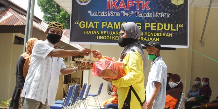 Dampak Ekonomi Covid-19, IKAPTK Serahkan Paket Sembako Bagi Petugas Kebersihan