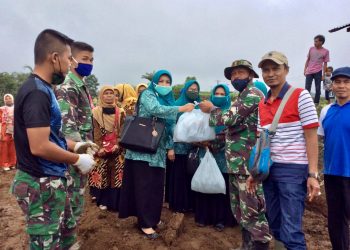 TNI Bersama Masyarakat Manunggal Bangun Jalan, TPPKK Tanah Datar Hantarkan Logistik