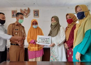 Nagari Taluak Bagikan BLT, Ketua TPPKK Tanah Datar Serahkan Secara Simbolis