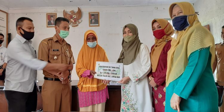 Nagari Taluak Bagikan BLT, Ketua TPPKK Tanah Datar Serahkan Secara Simbolis