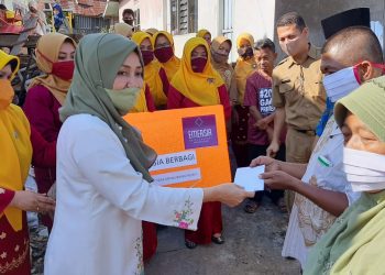 Usai Bersilaturrahmi Dengan Jamaah Surau, Ketua TPPKK Tanah Datar Dan Rombongan Sambangi Korban Kebakaran