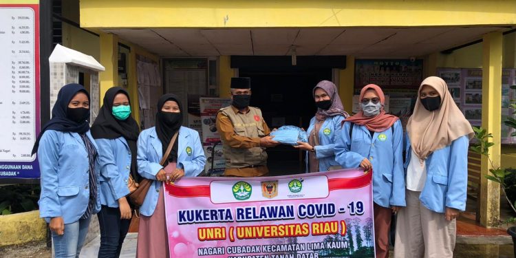 KKN Relawan Covid-19 UNRI Bagikan Masker di Nagari Cubadak Tanah Datar