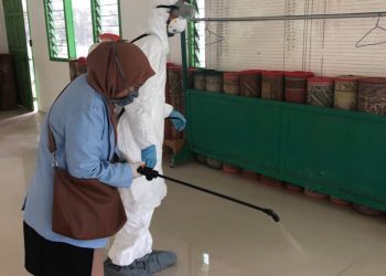 Putus Mata Rantai Penyebaran Covid-19, Mahasiswa KKN UNRI Semprotkan Desinfektan
