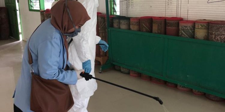 Putus Mata Rantai Penyebaran Covid-19, Mahasiswa KKN UNRI Semprotkan Desinfektan