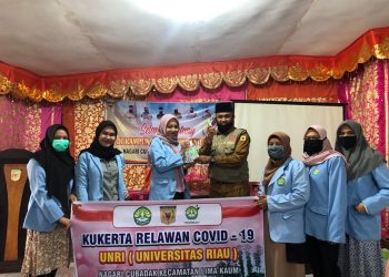 Terapkan Hidup Bersih, Relawan KKN UNRI Bagikan Handsanitizer
