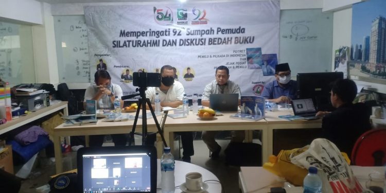 Dr, Robi Nurhadi (kiri), Achmad Satiri, Puadi, Zulfikar (kanan berkopiah), Acara On line dan off line Peringatan Sumpah Pemuda KAHMI RAYON Universitas Terbuka (28 oktober 2020) di KAHMI JAYA Bedah Buku