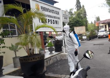 Cegah Covid-19 di Kota Solok, Mahasiswa KKN Universitas Malikussaleh Aceh Lakukan Penyemprotan Disinfektan