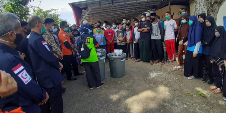WMI Solok Raya Bagikan Media BUDIKDAMBER Gratis ke Pondok Pesantren