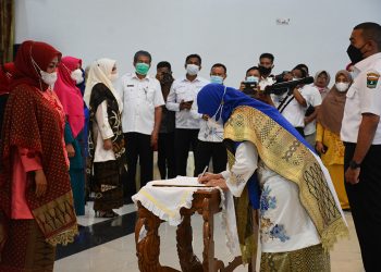 Disaksikan Wagub Audy Joinaldy, Ny. Lise Eka Putra Resmi Jadi Ketua Dekranasda Tanah Datar