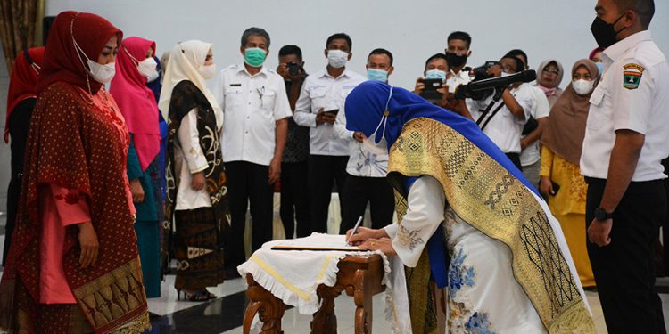 Disaksikan Wagub Audy Joinaldy, Ny. Lise Eka Putra Resmi Jadi Ketua Dekranasda Tanah Datar