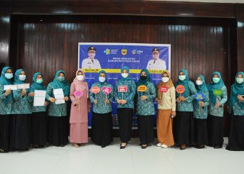 Sukseskan Vaksinasi Covid-19, Ketua Dan Wakil Ketua TPPKK Tanah Datar Divaksin