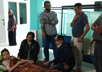 Satu Unit Rumah Permanen Di Gudam Pagaruyung Hangus Terbakar, Bupati Eka Putra Langsung Kelokasi