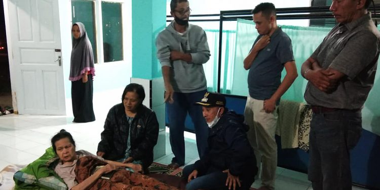 Satu Unit Rumah Permanen Di Gudam Pagaruyung Hangus Terbakar, Bupati Eka Putra Langsung Kelokasi