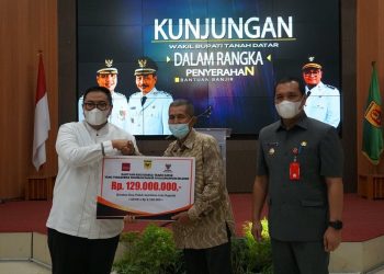 Diantarkan Langsung, Pemkab Tanah Datar Salurkan Bantuan Bagi Warga Tanah Datar Korban Bencana Alam Kalsel