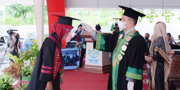 Dengan Protokol Kesehatan Yang Ketat, 335 Lulusan IAIN Batusangkar Diwisuda