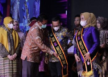 Bupati Tanah Datar Beserta Isteri Dinobatkan Ayah dan Bunda GenRe Sumbar 2021