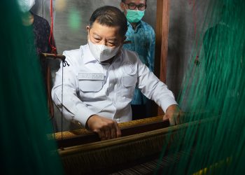 Kagumi Songket Pandai Sikek, Menteri PPN Suharso Monoarfa Coba Menenun