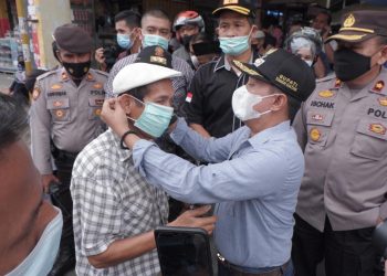 Angka Terpapar Covid-19 Masih Tinggi, Bupati Eka Putra Turun Kepasar Bagikan Masker