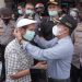 Angka Terpapar Covid-19 Masih Tinggi, Bupati Eka Putra Turun Kepasar Bagikan Masker