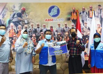 Alumni Fakultas Kehutanan IPB Serahkan Donasi Bencana Alam NTT