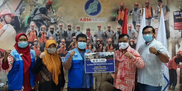 Alumni Angkatan 32 Salurkan Donasi NTT via ARM HA-IPB