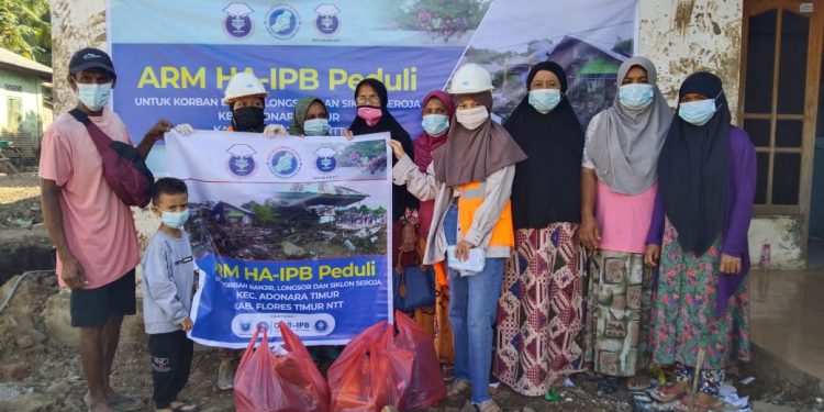 Paket Bantuan ARM HA-IPB Disalurkan ke Adonara Timur, NTT