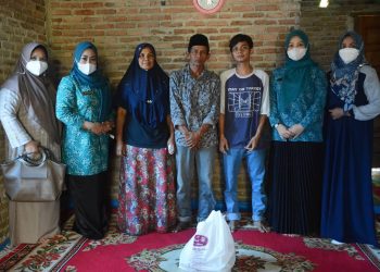 Kunjungi Rumah Duka Mayang, Ketua TPPKK Ny. Lise Eka Putra Dan Owner Emersia Hotel Sampaikan Duka Yang Mendalam